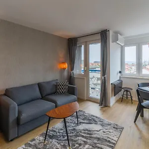 Elegant Tour As Gilly With Open Views And A Balcony In The Center Apartment