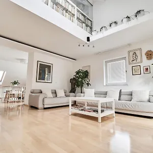 Matic Spacious Modern Apartment